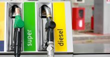 Zwei Zapfsäulen mit eingehängten Zapfpistolen in Grün für Super und in Gelb für Diesel Zwei Zapfsäulen mit eingehängten Zapfpistolen in Grün für Super und in Gelb für Diesel