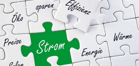 Puzzleteile in weiß mit den Begriffen Wärme, Effizienz, Energie, sparen, Öko, Preise und einem grünen Puzzleteil mit der Aufschrift  Puzzleteile in weiß mit den Begriffen Wärme, Effizienz, Energie, sparen, Öko, Preise und einem grünen Puzzleteil mit der Aufschrift