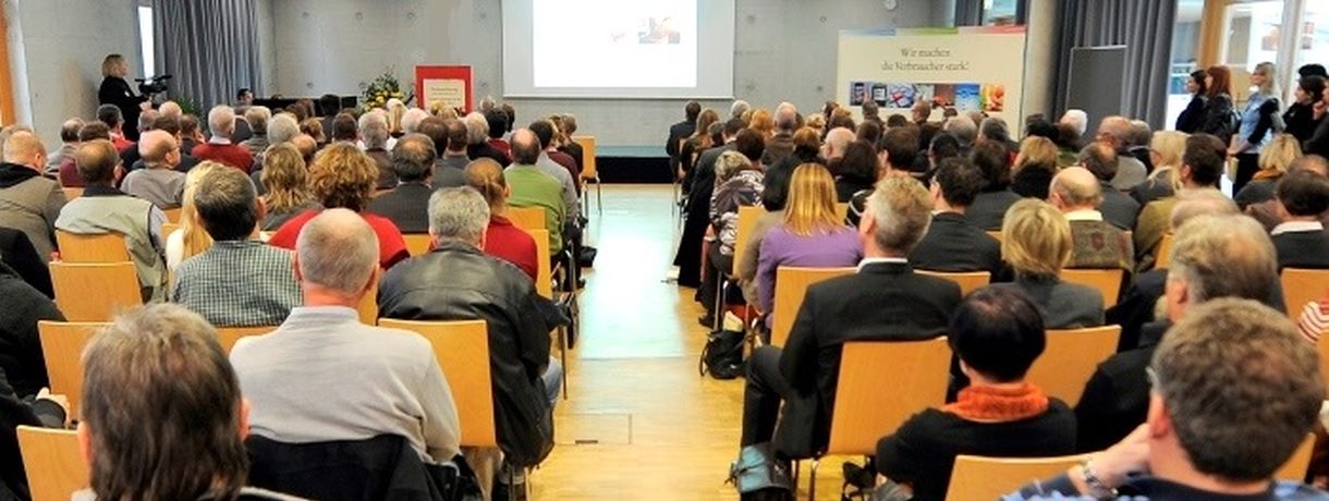 Zuschauerraum bei Vortrag mit Leinwand Zuschauerraum bei Vortrag mit Leinwand