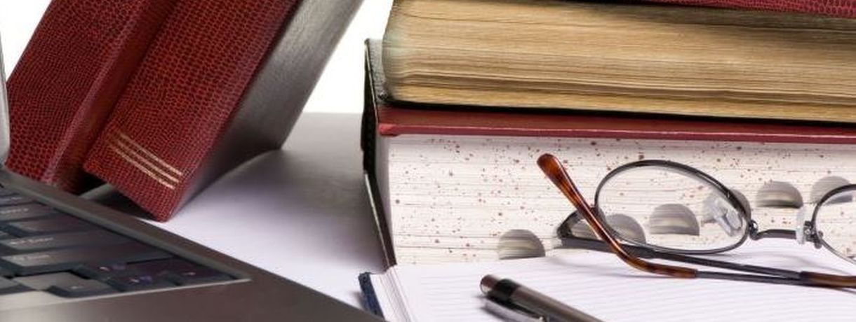 Stapel mit Büchern und Lesebrille Stapel mit Büchern und Lesebrille