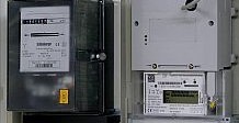 Analoger Ferraris-Stromzähler neben einem digitalen Stromzähler / Smart Meter Analoger Ferraris-Stromzähler neben einem digitalen Stromzähler / Smart Meter